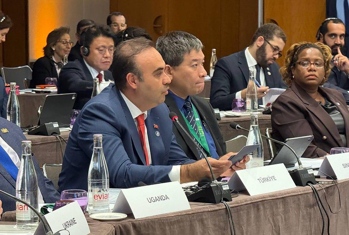 TURKPATENT's tweet photo. 🇹🇷 Türkiye Fikri Mülkiyet Alanında Büyük Yol Katetti

Sanayi ve Teknoloji Bakanımız Sayın @mfatihkacir, WIPO Bakanlar Toplantısı kapsamında yaptığı açıklamalarda; patent, marka, tasarım ve coğrafi işaret alanlarındaki ilerlemelere dikkat çekti.

📈 Patent başvurularında son 23 yılda 25 kat artış yaşandı.
🌍 Türkiye, tasarım ve coğrafi işaret başvurularında dünya ikincisi.
🏷️ Marka başvurularında dünyada 6’ncı, patent başvurularında ise 12’nci sırada yer alıyor. 
🔬 Ar-Ge ve inovasyon ekosistemimiz her geçen gün daha da güçleniyor.

🔗 Haberin tamamı:
https://t.co/iTaUexWLQ5

@TCSanayi @WIPO