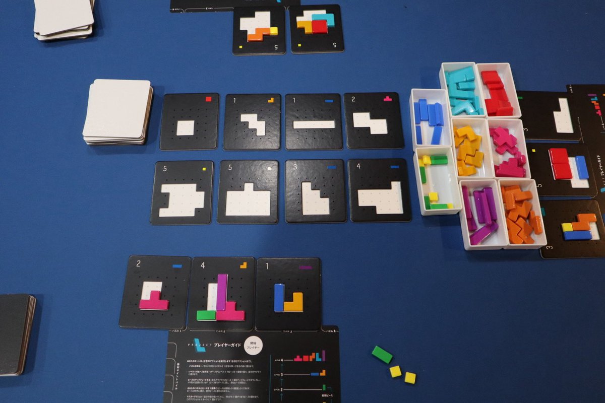 aya_boardgames's tweet photo. プロジェクトL✨
自分のピースでパズルをたくさん完成させて点数を競うゲーム!
パズルを完成させるとピースも増えていく!
手番に一回しか使えない、マスターアクションをどう使うか���重要🤔

いい感じでできたかなと思ったけど、、最下位でした😭

🥇夫　🥈T氏　🥉私💦

#ボードゲーム　#プロジェクトL https://t.co/FRg55Du1wZ