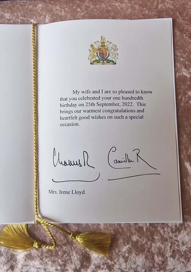 Na 🇰🇵Coréia Socialista, centenários recebem um banquete do próprio Kim Jong Un.

Na 🇬🇧Inglaterra capitalista, centenários recebem do Rei uma...carta.