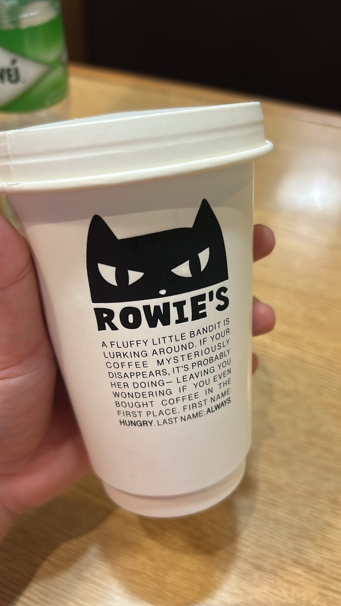 มัทฉะนมโอ๊ตหวานน้อยคือดีมากกก 
คาราเมลมัคคิอาโต้คือหวานคาราเมลอยู่แล้วอร่อยนัวๆ เสียดายไม่ได้กิน biscoff milk รอบหน้าพี่ไม่พลาดแน่ ส่วนไอ่จองหองพองขนนี่ก็หน้าดื้อมากกก หมั่นเขี้ยวว #RowiesCoffee #fforce_