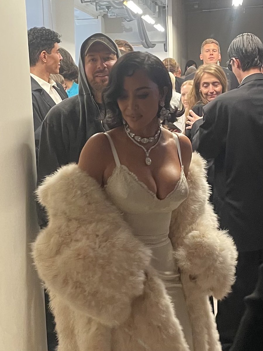 VVFriedman's tweet image. Kim Kardashian channeling Elizabeth Taylor for Demna’s last Balenciaga couture collection, and wearing Elizabeth’s diamond pendant earrings, loaned by Lorraine Schwartz.