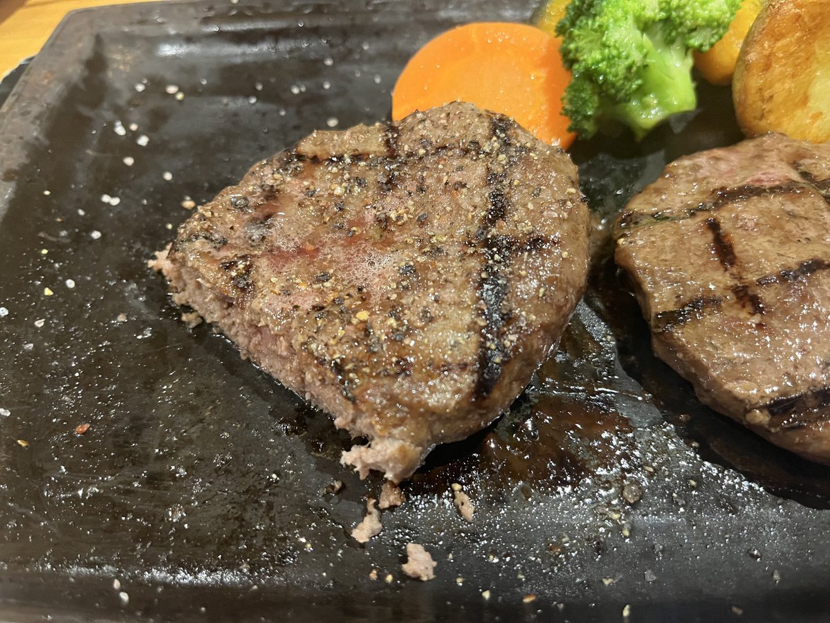 さわやかよく焼きでソースはかけずにまずは塩胡椒。BBQ好きはやってみて🐂