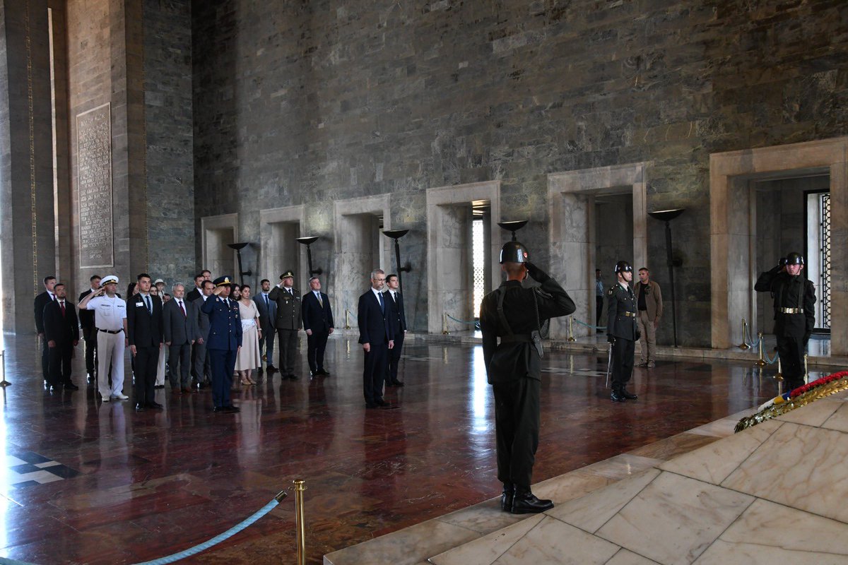 Türk milletinin 100 yıl önce onun önderliğinde yürüttüğü ve zaferle sonuçlandırdığı Kurtuluş Savaşı’nın lideri Mustafa Kemal Atatürk’ü saygıyla andım. 
Ukrayna bugün kendi özgürlük, egemenlik ve onur mücadelesi yolundan geçiyor.
Türkiye’nin gösterdiği dayanışma ve desteğe