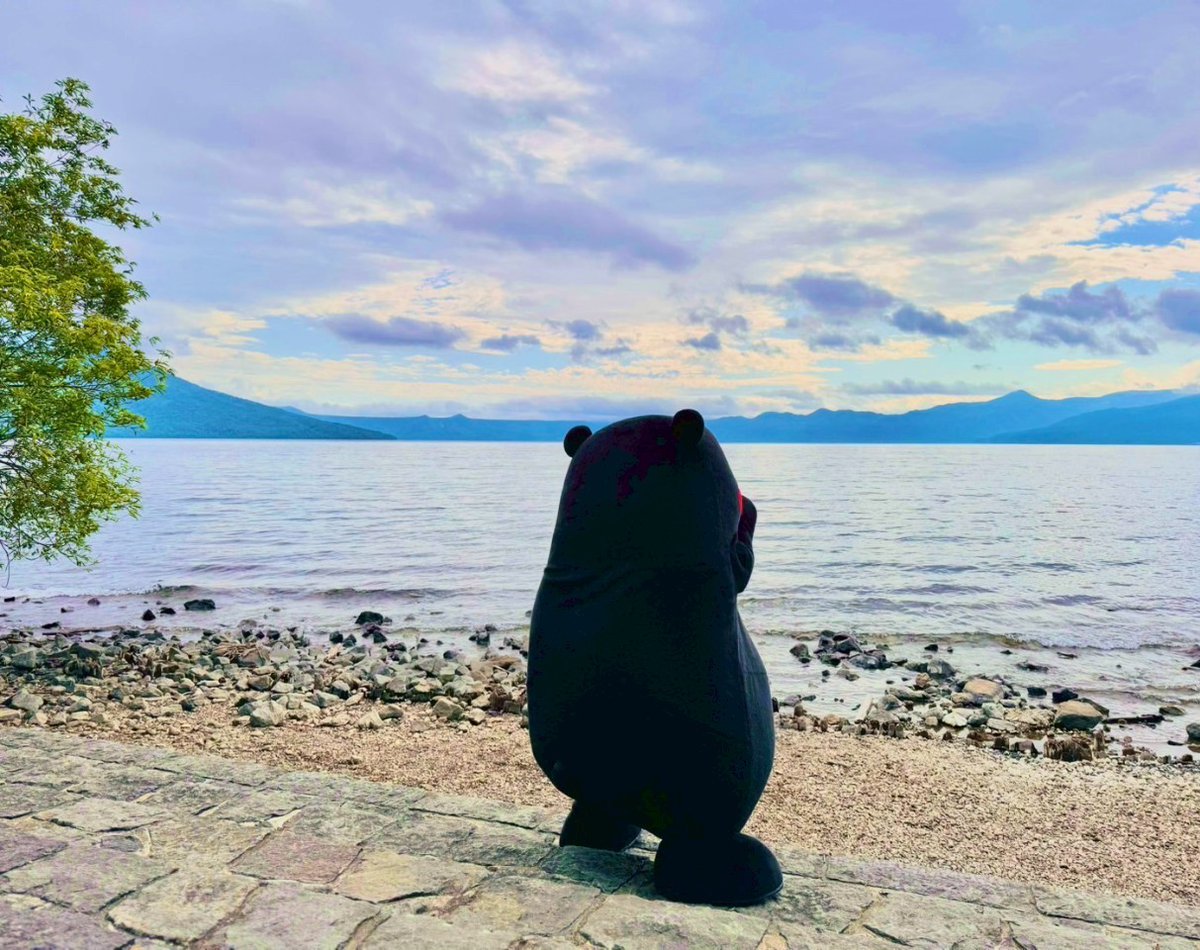 KumamonStaff's tweet image. 北海道のオフショット第2弾!
今回は足をのばして、支笏湖まで行ってきました☆
湖の水がと~てもきれいでびっくまな部長でした!