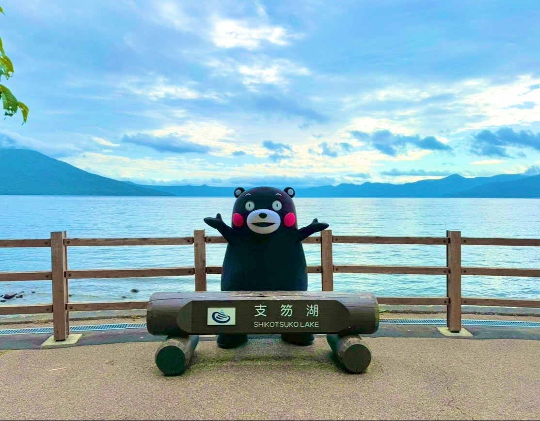 KumamonStaff's tweet image. 北海道のオフショット第2弾!
今回は足をのばして、支笏湖まで行ってきました☆
湖の水がと~てもきれいでびっくまな部長でした!