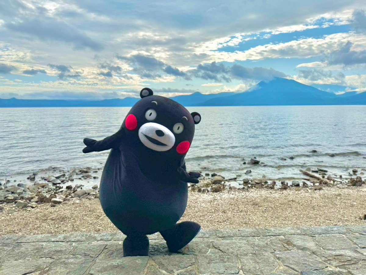 KumamonStaff's tweet image. 北海道のオフショット第2弾!
今回は足をのばして、支笏湖まで行ってきました☆
湖の水がと~てもきれいでびっくまな部長でした!