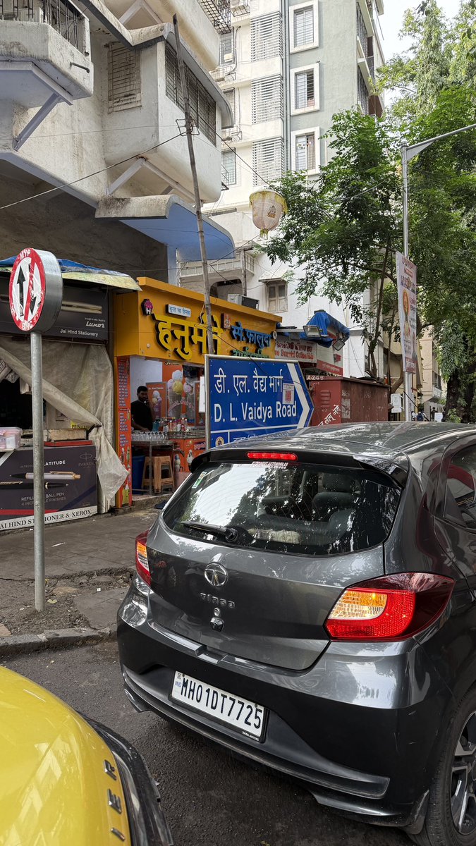 This gentlemen decided to park his vehicle right at the turning point and after requesting him to move he kept arguing that his parking lights were on. The lane is narrow and considering it is a crowded area, parking a vehicle only obstructs movement. <a href="/MTPHereToHelp/">Mumbai Traffic Police</a>