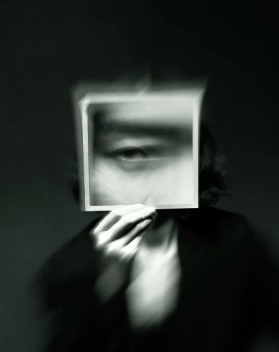 "... Emily echó una mirada melancólica por la puesta del sol, la grandeza gótica de su arquitectura y sus muros de piedra gris oscura, le daban un aspecto sublime y sombrío. Según miraba, la luz se desvaneció de sus muros, dejando un tono púrpura, que hizo cada vez más oscuro con