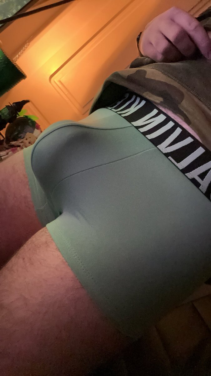 ThickIrishLad's tweet photo. Anyone else horny 24/7 when they’re home alone for a week? https://t.co/HcVm7Bo1KK