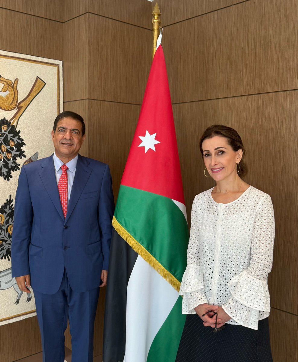 AmbKawar's tweet image. خلال وداع السفارة اليوم للعميد الركن عزّام الرواحنة، الملحق العسكري لدى سفارة المملكة الأردنية الهاشمية في واشنطن، وذلك بمناسبة اختتام مهامه الرسمية. لقد ساهمت خبرته الرفيعة وعمله الدؤوب في تعزيز أواصر التعاون العسكري بين المملكة الأردنية الهاشمية والولايات المتحدة الأميركية.…