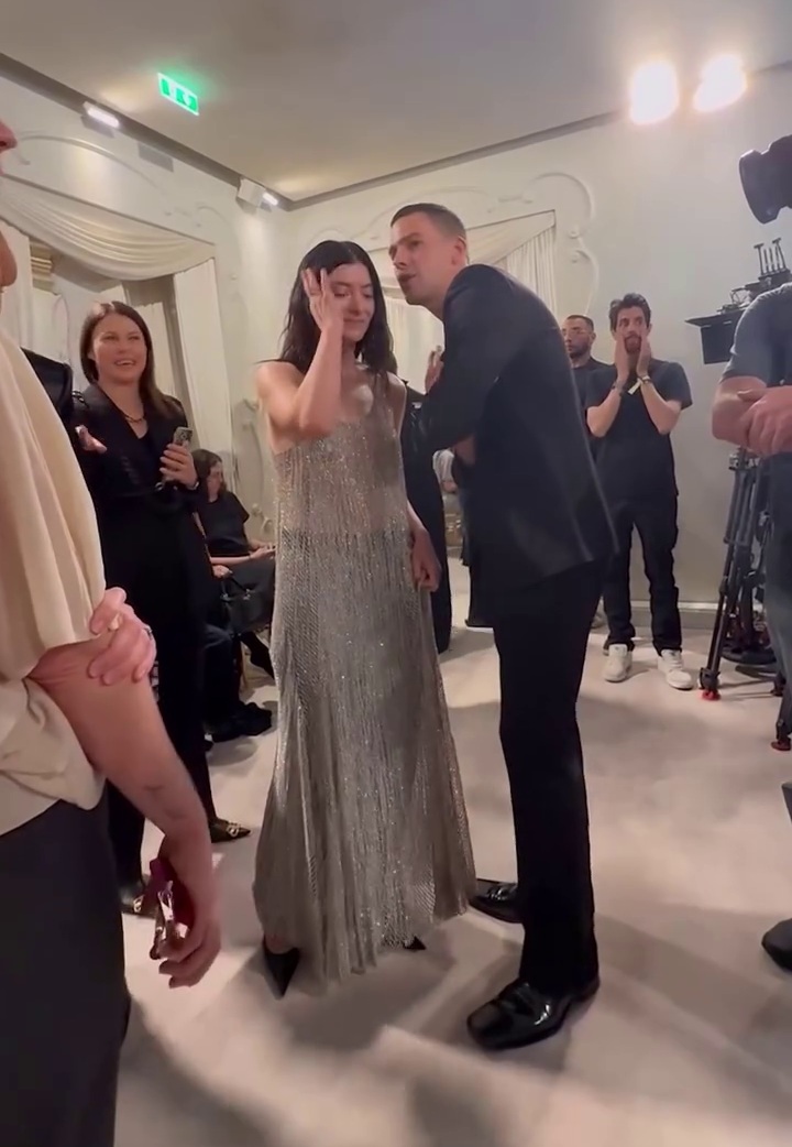 Lorde at the Balenciaga Haute Couture show in Paris [📷: Vogue &amp; theperfectmagazine]