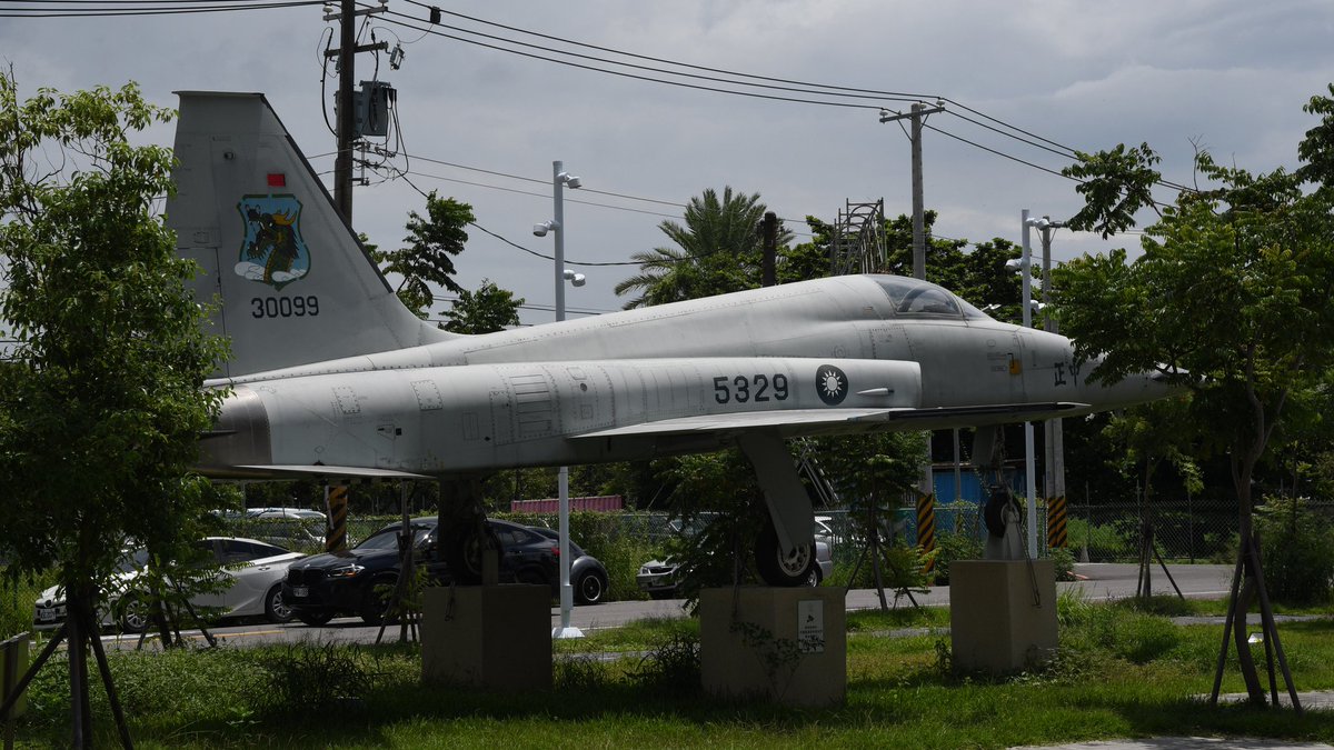 k_fox48jet's tweet image. 二空文化園区のF-5E
昨年春に設置された台湾国内では最も新しい展示機で、フルカラー時代の第7大隊のマーキングをほぼ完全に再現
日当たりが良すぎるためか急速に退色が進んでいますが、欠損部は少ないためディティールを堪能できました