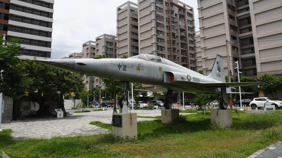 k_fox48jet's tweet image. 二空文化園区のF-5E
昨年春に設置された台湾国内では最も新しい展示機で、フルカラー時代の第7大隊のマーキングをほぼ完全に再現
日当たりが良すぎるためか急速に退色が進んでいますが、欠損部は少ないためディティールを堪能できました