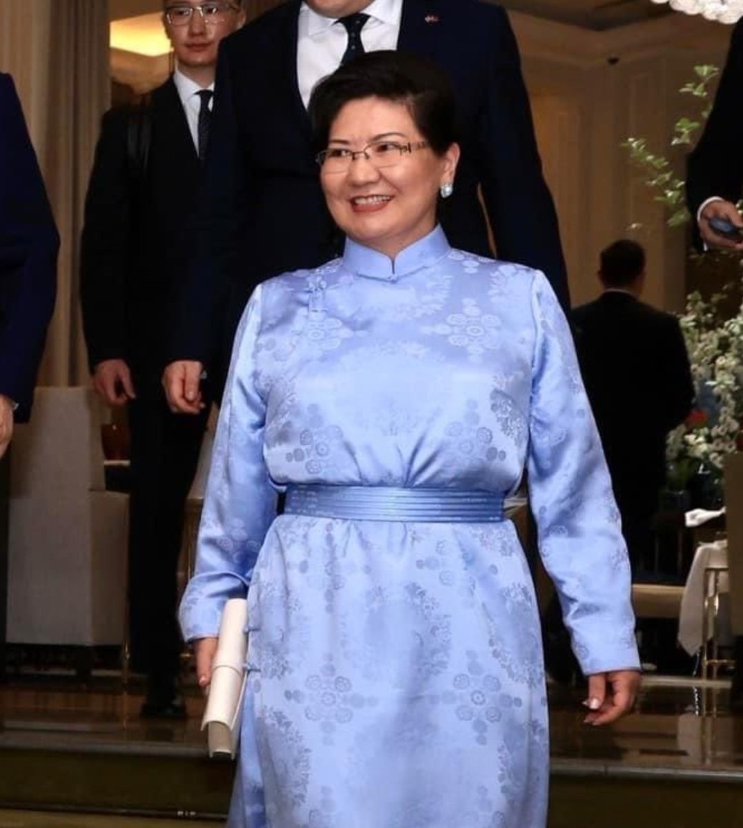 Манай ерөнхийлөгчийн гэргий л ханилсан ханиа төрийн тэргүүн, ерөнхийлөгч болгох заяа тавилантай хүн юм бна даа...гэсэн юм бодоод л байж бна даа. 😍😍😍