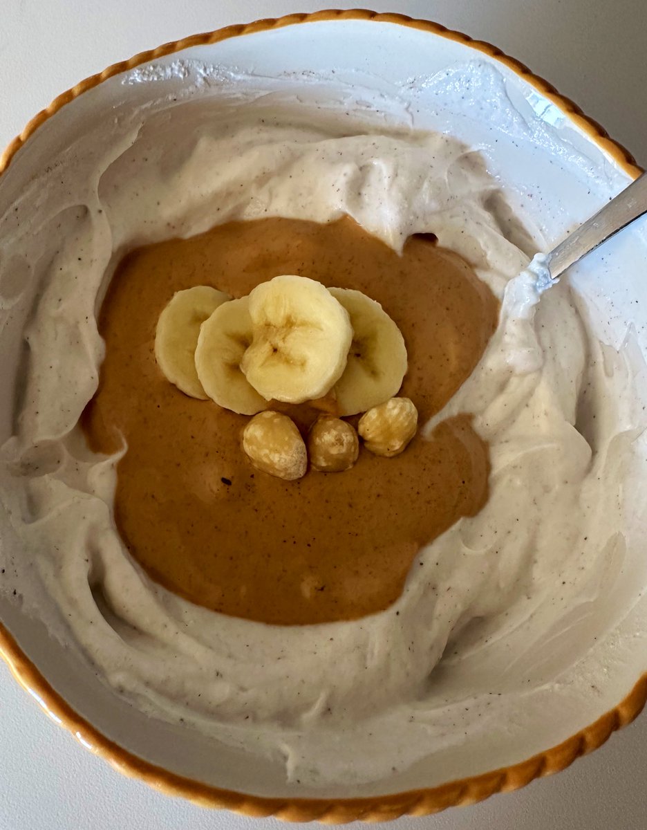 Brekkie bowls! 🙌

1️⃣ Oats cooked in milk with chia, chopped nuts, peanut butter, and banana. 
2️⃣ Greek yogurt whipped with cinnamon and topped with peanut butter, banana, and hazelnuts. 

#breakfast #yogurt #healthyfood #simplefood