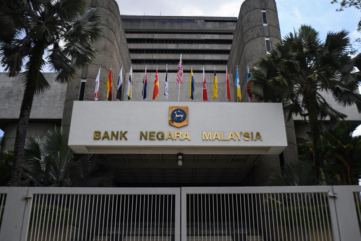 anwaribrahim's tweet photo. Saya ambil maklum keputusan Jawatankuasa Dasar Monetari (MPC) Bank Negara Malaysia menurunkan Kadar Dasar Semalaman (OPR) sebanyak 25 mata asas kepada 2.75%.

Langkah ini berhemah dan proaktif di tengah ketidaktentuan ekonomi global, berpandukan unjuran ekonomi dan inflasi semasa yang teliti.

Walaupun sektor eksport berdepan cabaran, Kerajaan telah melaksana pelbagai inisiatif sokongan termasuk Skim Jaminan Pembiayaan untuk Perusahaan Mikro, Kecil dan Sederhana (PMKS) dan penerokaan pasaran baharu.

Reformasi di bawah Ekonomi MADANI terus mengukuhkan daya tahan negara apabila kadar inflasi sehingga Mei 2025 turun ke 1.2%, terendah dalam 51 bulan, malah kadar penyertaan tenaga buruh pula cecah rekod 70.8%.

Kita mesti terus mara dalam reformasi merencana masa depan negara kerana di sebalik cabaran, ada ruang untuk maju disandarkan tatakelola lebih baik, inovasi berani dan semangat juang yang utuh.

#MalaysiaMADANI
#RancakkanMADANI
#MADANIbekerja