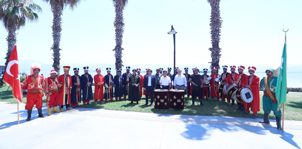 Büyükşehir Belediye Başkanımız Sayın Tahir Büyükakın, Güney Kore’nin Ulsan Belediye Başkanı Sayın Kim Doo-Gyeom ve beraberindeki heyeti Kocaeli’de ağırladı.

Ziyaret kapsamında ilk olarak Trafik Yönetim Merkezimizi gezen Güney Koreli konuklar, kentimizin akıllı ulaşım sistemleri