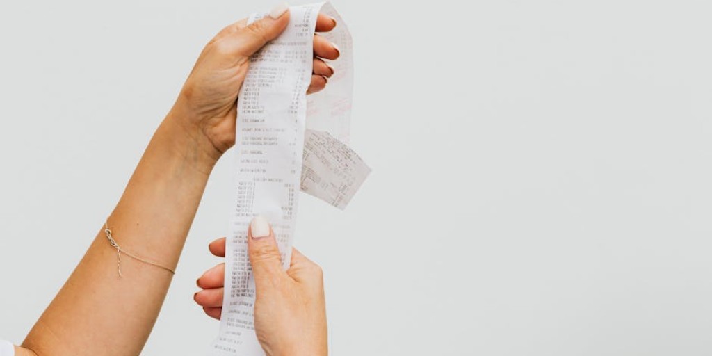 📊 Know Your Expenses

🔒 Fixed Expenses: Set amounts (rent, insurance, loan payments)
📈 Flexible Expenses: Variable amounts (utilities, groceries)
📅 Occasional Expenses: Irregular timing (car maintenance, textbooks)

Pro tip: Budget for surprise expenses before they happen!