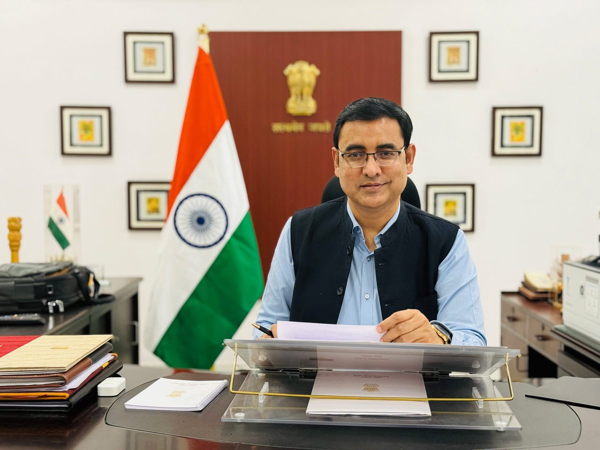 kkyadava's tweet image. अहमदाबाद में एक साल पूरे हुए। उत्तर गुजरात परिक्षेत्र के पोस्टमास्टर जनरल पद पर गत वर्ष आज ही कार्यभार ग्रहण किया था। इस दौरान आप सभी लोगों का भरपूर सहयोग और स्नेह मिला, उसके लिए हार्दिक आभार।

#KrishnaKumarYadav #CivilServices #PostMasterGeneral #IndiaPost #Ahmedabad #Gujarat