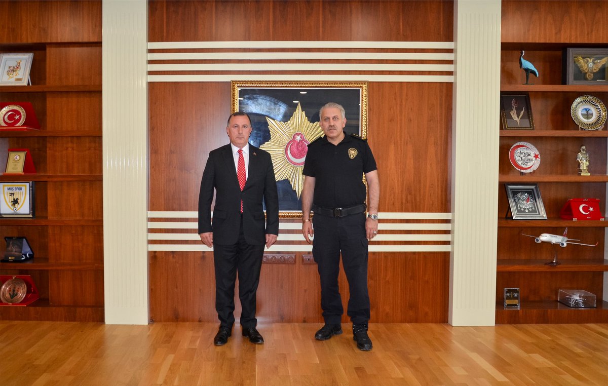 Renkli ve neşeli kimliği ile ilimizin sevilen yüzlerinden olan Erhan GÖKÇEK,

İl Emniyet Müdürümüz Sn. Serkan KARAMAN'a ziyarette bulundu.