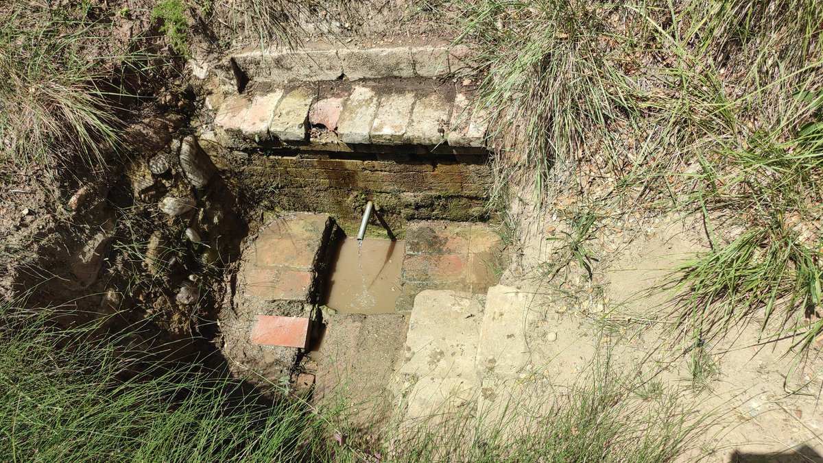 Associacioveins's tweet image. Els Veins/es de Cal Prat segueixent fent la neteja de les fonts de la colònia.
S'ha netejat avui LA FONT DE CAL PICOTÍ, una font de la colònia molt maca i amb molta història i que està situada al camí del GR -270 Ruta de les Colònies. ⛲
