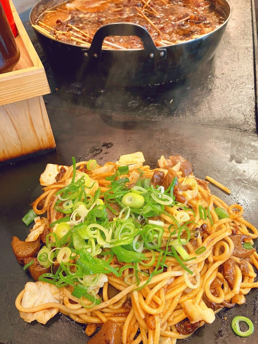_like_a_weed's tweet photo. 昨日は三宮にある「長田本庄軒」に行ってきました
このお店の焼きそば他の店で味わえない別格の味!!
鉄板の前で暑いのですが(暑い) https://t.co/8Dp0dFKQQO