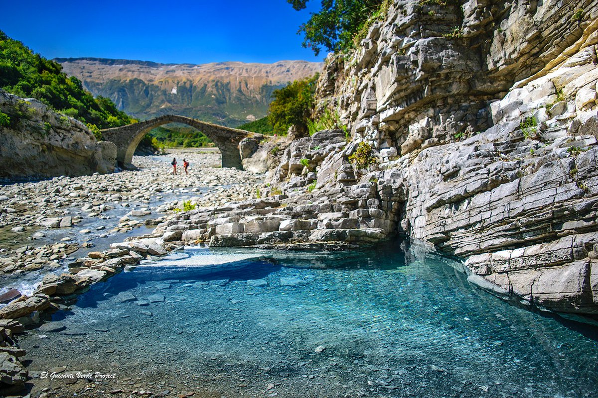 ¡Nuevo Post! 🥳Visitamos Leusa, Leusë, una aldea remota de #Albania con una iglesia única, cubierta de pinturas murales; la encontraréis escondida entre los bosques de Përmet, la ciudad de las rosas. Os lo contamos aquí 👉 guisanteverdeproject.com/2025/07/albani…