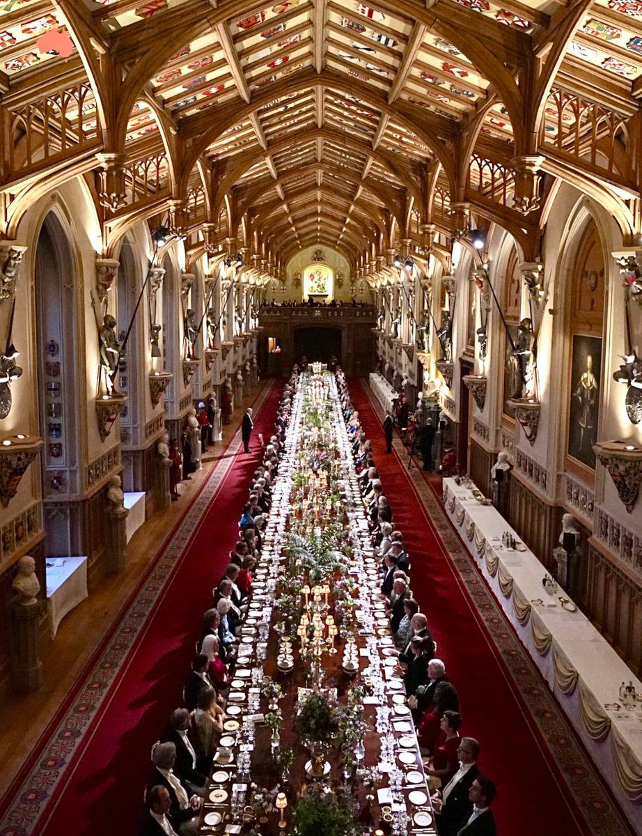 mamboitaliano__'s tweet photo. The State Banquet held yesterday at Windsor Castle, aimed at strengthening the alliance between the United Kingdom 🇬🇧 and France 🇫🇷, took place in the majestic St George’s Hall, with a menu curated by a Michelin-starred chef

Proper Royal protocol, or splendour from a bygone era? https://t.co/TcXJ1Z7CBN