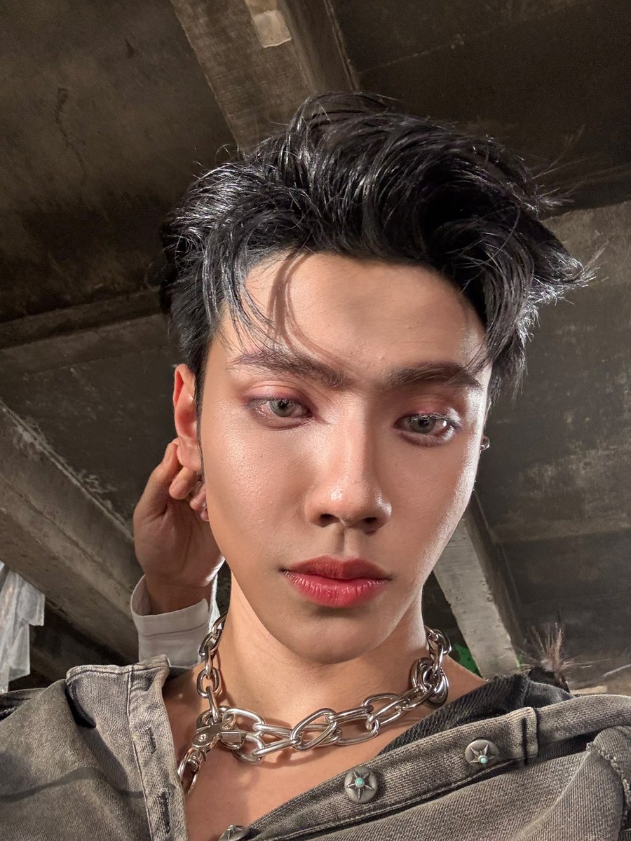 PEEMWASU_'s tweet image. บอส19ขวบ

#BUS_BOSSINTHEBUILDING_MV
#PEEMWASU
