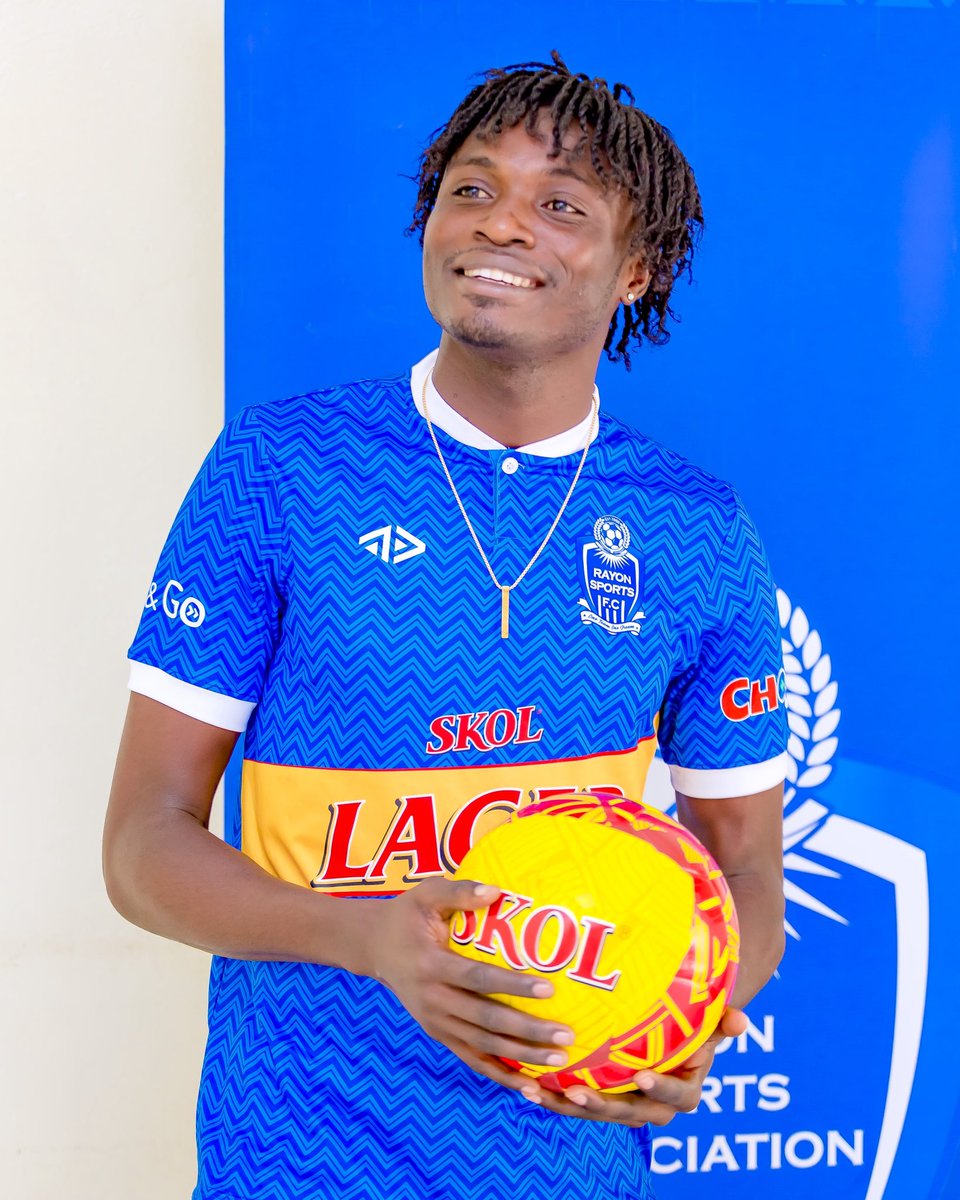 Nyuma ya Zapi Mola, Mbusa Kombi Billy, Germain Dusange, Kawembe Mayele Pappy, Abed Mulenda, Bokota Labama, Salita Gentil

RS🔵⚪️ isinyishije undi rutahizamu w’umunye Congo 🇨🇩 Chadrack Bingi Belo 

I Kinshasa bamwita “Attaquant Tout-puissant”⚽️

I Kigali banza induru ziza kuvuga!!