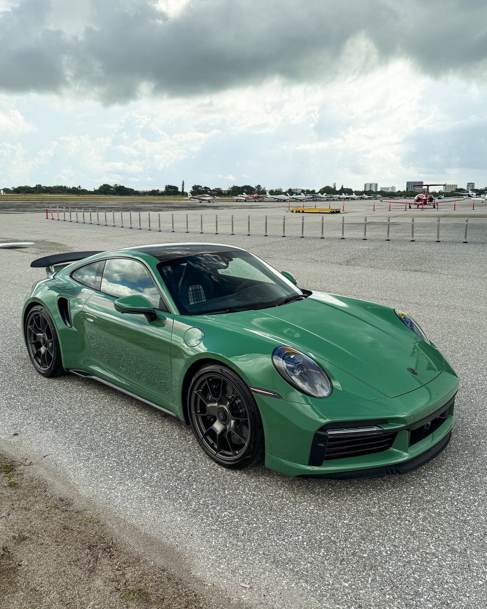 KFLETCH___'s tweet image. A very special Turbo S today. Paint to Sample Auratium Green Turbo 50 Years Edition. Built for Chris Bumstead. Happy Wednesday ☕️