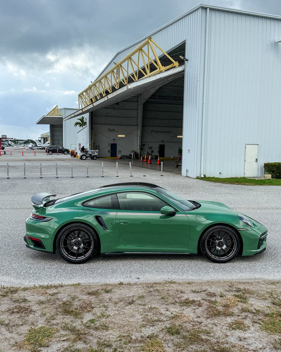 KFLETCH___'s tweet image. A very special Turbo S today. Paint to Sample Auratium Green Turbo 50 Years Edition. Built for Chris Bumstead. Happy Wednesday ☕️