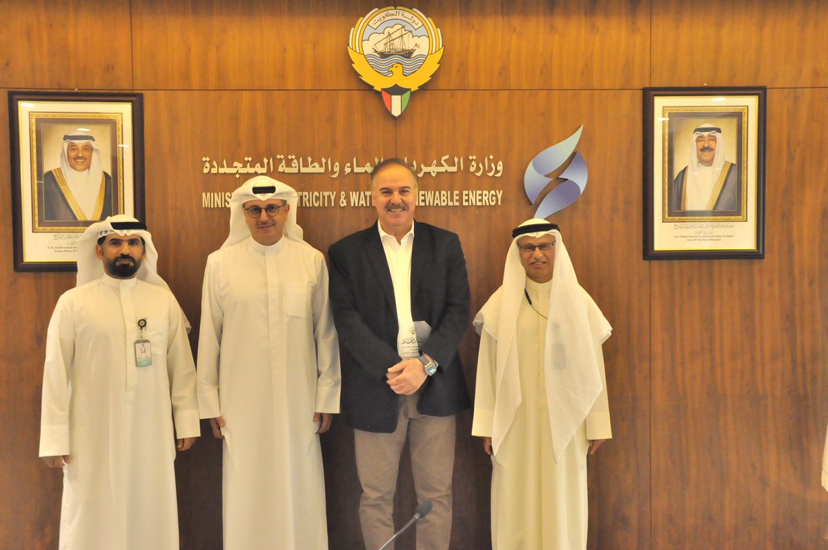 AlshamaliMn's tweet image. تشرفت اليوم بحضور حفل التكريم برعاية وزير وزارة الكهرباء والماء والطاقة المتجددة معالي الدكتور صبيح المخيزيم وبحضور سعادة وكيل الوزارة الدكتور عادل الزامل وتم تقديم الدروع التذكارية للمحاضرين في البرامج التدريبية التي تقدمها وزارة الكهرباء والماء والطاقة المتجددة
أقدم الشكر…