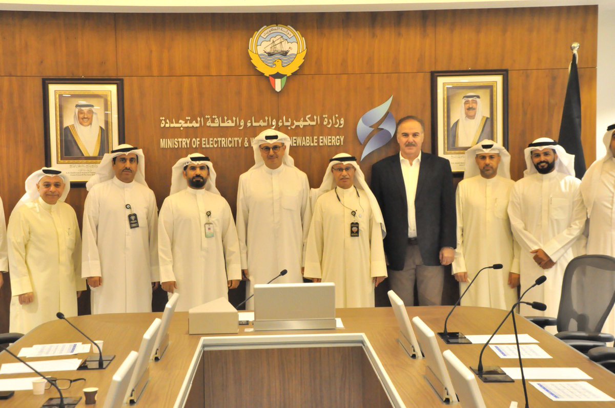 AlshamaliMn's tweet image. تشرفت اليوم بحضور حفل التكريم برعاية وزير وزارة الكهرباء والماء والطاقة المتجددة معالي الدكتور صبيح المخيزيم وبحضور سعادة وكيل الوزارة الدكتور عادل الزامل وتم تقديم الدروع التذكارية للمحاضرين في البرامج التدريبية التي تقدمها وزارة الكهرباء والماء والطاقة المتجددة
أقدم الشكر…