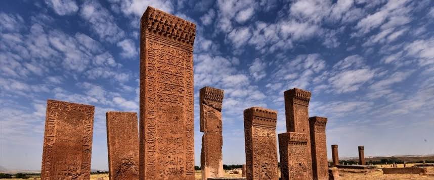 Bitlis Ahlat'ta aynı Göbeklitepe'de olduğu gibi bir boyut kapısı var. Zaten tabletlerin ve böyle devasa sütunların olduğu yerler büyük kabile ifritlerin, cinlerin buraya geçiş köprüleridir. Bu işi bilen büyücüler zaten oralarda yapar final ayinlerini. Mason üstadları da öyle.