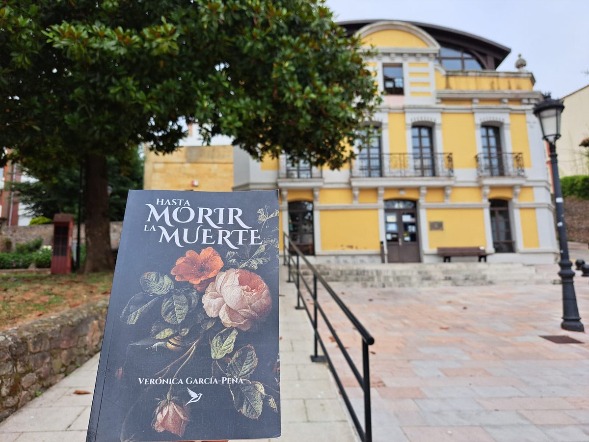 Qué ilusión me hace esta foto de #Hastamorirlamuerte, que ya está disponible en la biblioteca de Candás, donde nuevos lectores podrán adentrarse en sus misterios.

Gracias, Esther,por hacerlo posible.
Y tú, que estás ahí, al otro lado, no te lo piensen. bit.ly/HastaMorirLaMu…