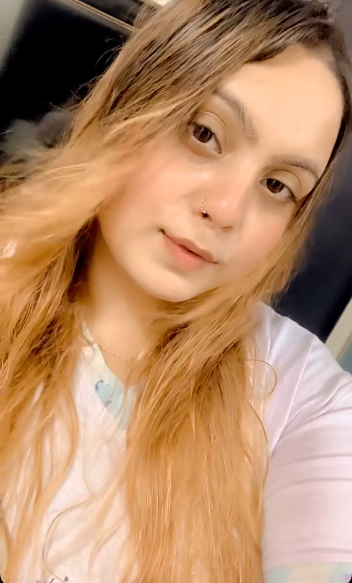سیاہ لیلیٖ بھی مجنوں کو نہ دی دُنیا نے
تمہاری والی کی رنگت تو خاصی بہتر ہے ۔🍂