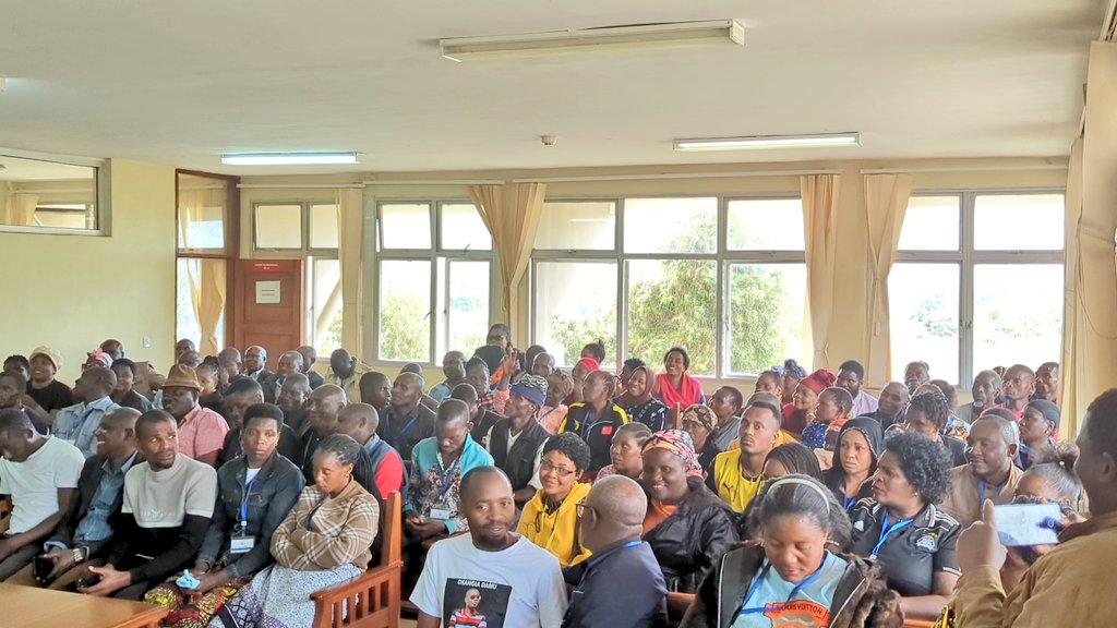 kevin_ndabila's tweet photo. #HABARIPICHA 
Wananchi Mbalimbali waliofika katika Mahakama Kuu Kanda ya Mbeya Kusikiliza Maamuzi Mdogo ya Kesi ya Mdude yanayopangwa kuamuliwa leo Julai 09,2025 Chini ya Jaji Mhe.Kalunde. https://t.co/HNigJUU1Al