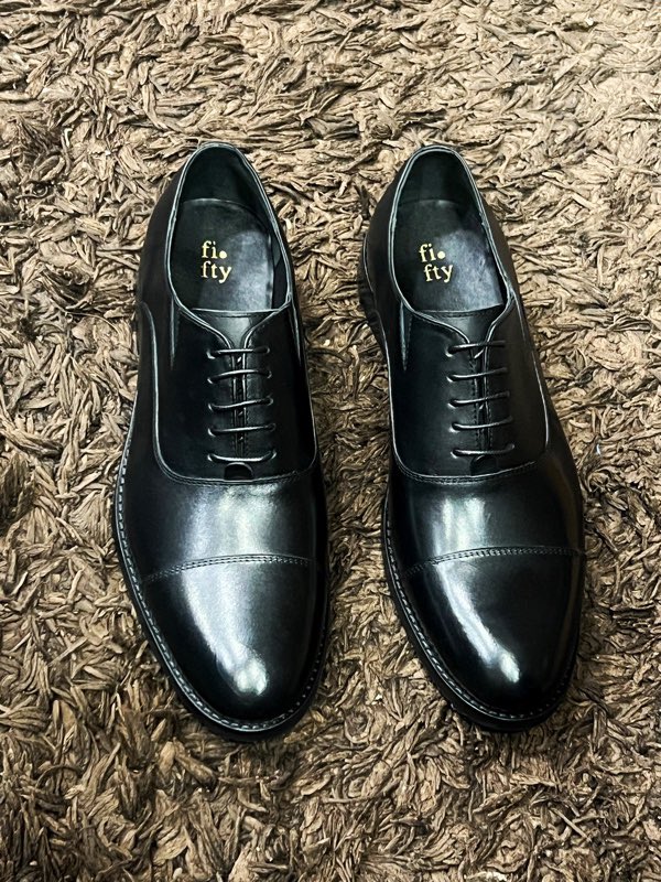 jootawaala's tweet image. E-fit Oxfords in Argentine leather with Dainite soles, Blake stitch, waxed laces and hidden elastic at the sides so they slip on easy. Sharp look, no fuss.