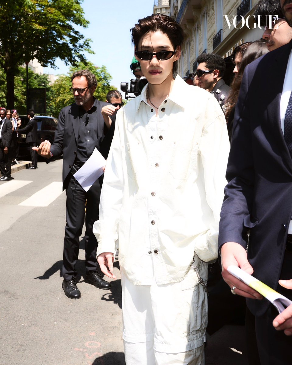 VogueThailand's tweet photo. #VogueReports เปิดภาพ ‘พีพี-กฤษฏ์ อำนวยเดชกร’ แบรนด์แอมบาสเดอร์ชาวไทยร่วมบินลัดฟ้ามายังปารีสแฟชั่นวีก ก่อนจะเป็นส่วนหนึ่งของรันเวย์คอลเล็กชั่นโอตกูตูร์ครั้งที่ 54 ของ Balenciaga ซึ่งเป็นคอลเล็กชั่นส่งท้ายของอดีตหัวเรือใหญ่แห่งแบรนด์ ’Demna’ และพีพีถือเป็นศิลปินไทยคนแรกที่ร่วมสร้างประวัติศาสตร์เดินแบบให้รันเวย์บาเลนเซียกาถึง 2 ครั้ง #Balenciaga #Balenciaga54thCouturexPPKRIT #BalenciagaxPPKrit #Balenciaga #PPKrit