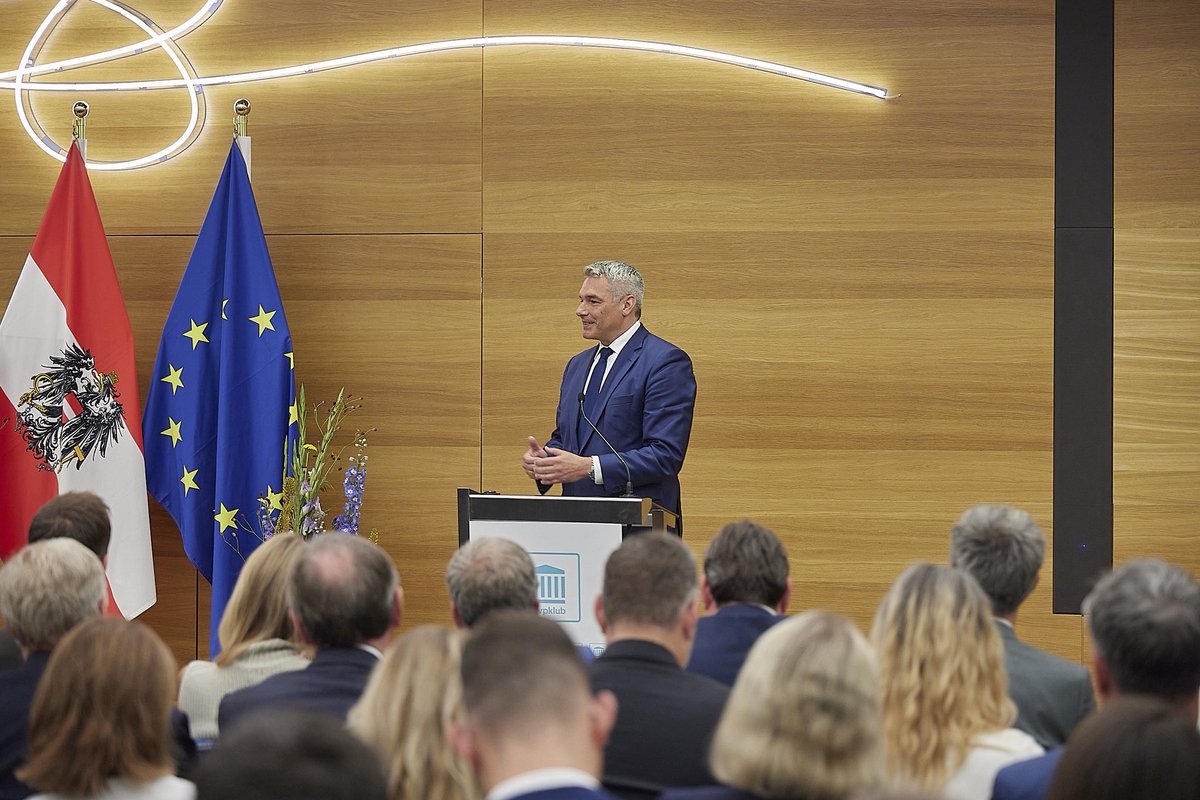 karlnehammer's tweet image. Vier Bundeskanzler auf einem Bild! Das zeigt, wie herausfordernd die letzten Jahre waren. Ich habe mich sehr gefreut, meine Regierungskollegen bei der Verabschiedung von ehemaligen Abgeordneten wieder zu treffen. @_CStocker @a_schallenberg @sebastiankurz