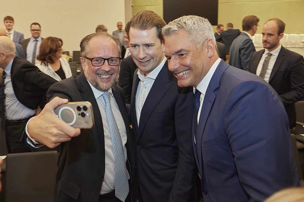 karlnehammer's tweet image. Vier Bundeskanzler auf einem Bild! Das zeigt, wie herausfordernd die letzten Jahre waren. Ich habe mich sehr gefreut, meine Regierungskollegen bei der Verabschiedung von ehemaligen Abgeordneten wieder zu treffen. @_CStocker @a_schallenberg @sebastiankurz