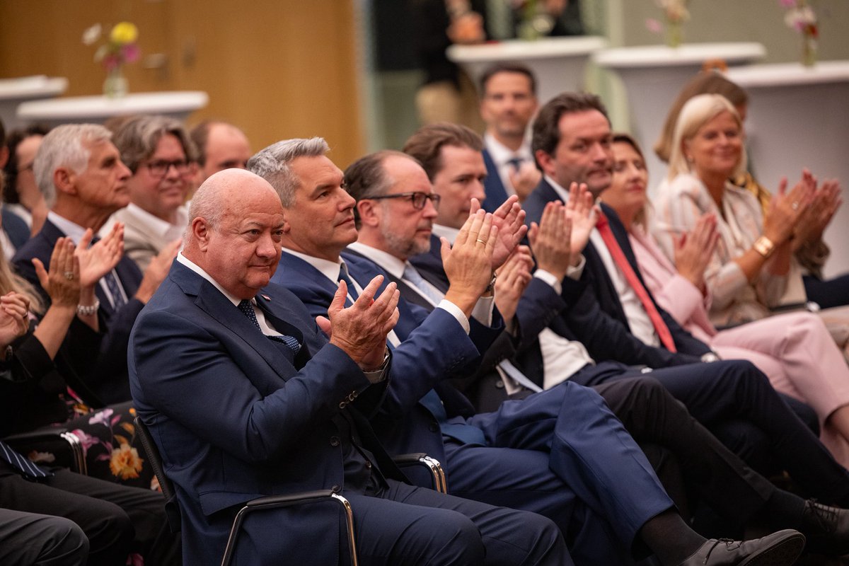 karlnehammer's tweet image. Vier Bundeskanzler auf einem Bild! Das zeigt, wie herausfordernd die letzten Jahre waren. Ich habe mich sehr gefreut, meine Regierungskollegen bei der Verabschiedung von ehemaligen Abgeordneten wieder zu treffen. @_CStocker @a_schallenberg @sebastiankurz