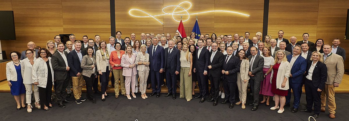 karlnehammer's tweet image. Vier Bundeskanzler auf einem Bild! Das zeigt, wie herausfordernd die letzten Jahre waren. Ich habe mich sehr gefreut, meine Regierungskollegen bei der Verabschiedung von ehemaligen Abgeordneten wieder zu treffen. @_CStocker @a_schallenberg @sebastiankurz