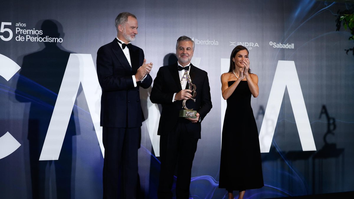 👏 Carlos Alsina recibe el premio Luca de Tena de Periodismo

El periodista, director y presentador de <a href="/MasDeUno/">Más De Uno</a> de <a href="/OndaCero_es/">Onda Cero</a> es el primer periodista exclusivamente radiofónico en conseguir el prestigioso galardón del diario ABC

atresmedia.com/prensa/notas/o…