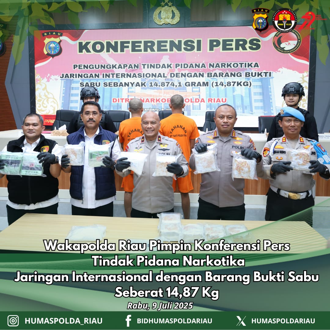 Wakapolda Riau Pimpin Konferensi Pers Tindak Pidana Narkotika
Jaringan Internasional dengan Barang Bukti Sabu Seberat 14,87 Kg

#HariBhayangkara79
#PolriUntukMasyarakat
#RBRun2025
#PoldaRiau
#MelindungiTuahMenjagaMarwah
#Presisi
#RiauLestari
#BhayangkaraUntukNegeri