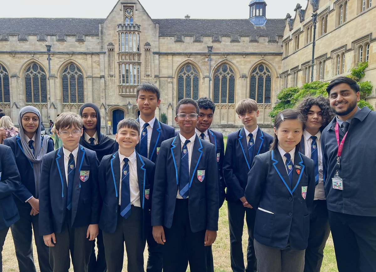 ChilternMMA's tweet image. Congratulations to our Year 8 @BrilliantClub scholars who attended their graduation at Oxford University! 🎓

Over two terms, they wrote impressive 2,000-word university style essays on the role of British Prime Ministers in the post-war era, with some even earning a 1st! 🙌🏼