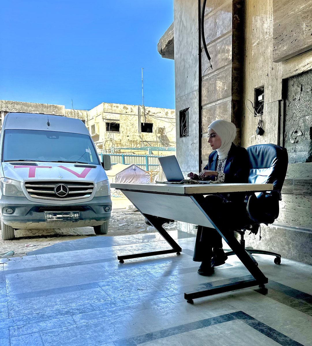 doaadoaad4's tweet image. نعملُ في مهنةٍ ندفعُ ثمن الحقيقة فيها بالدم ونوقعُ على شهادةِ وفاتنا يومياً ورغم ذلك نواصلُ نقل الحقيقة من قلب النار رافضين الصمت ومؤمنين أن الصورة والكلمة أقوى من الرصاص ومتحدياً محاولات طمس الواقع.
٦٤٢ يوم من الحرب على #غزة #التغطية_مستمرة دعاء روقة الأربعاء
٩-٧-٢٠٢٤
مدينة غزة
