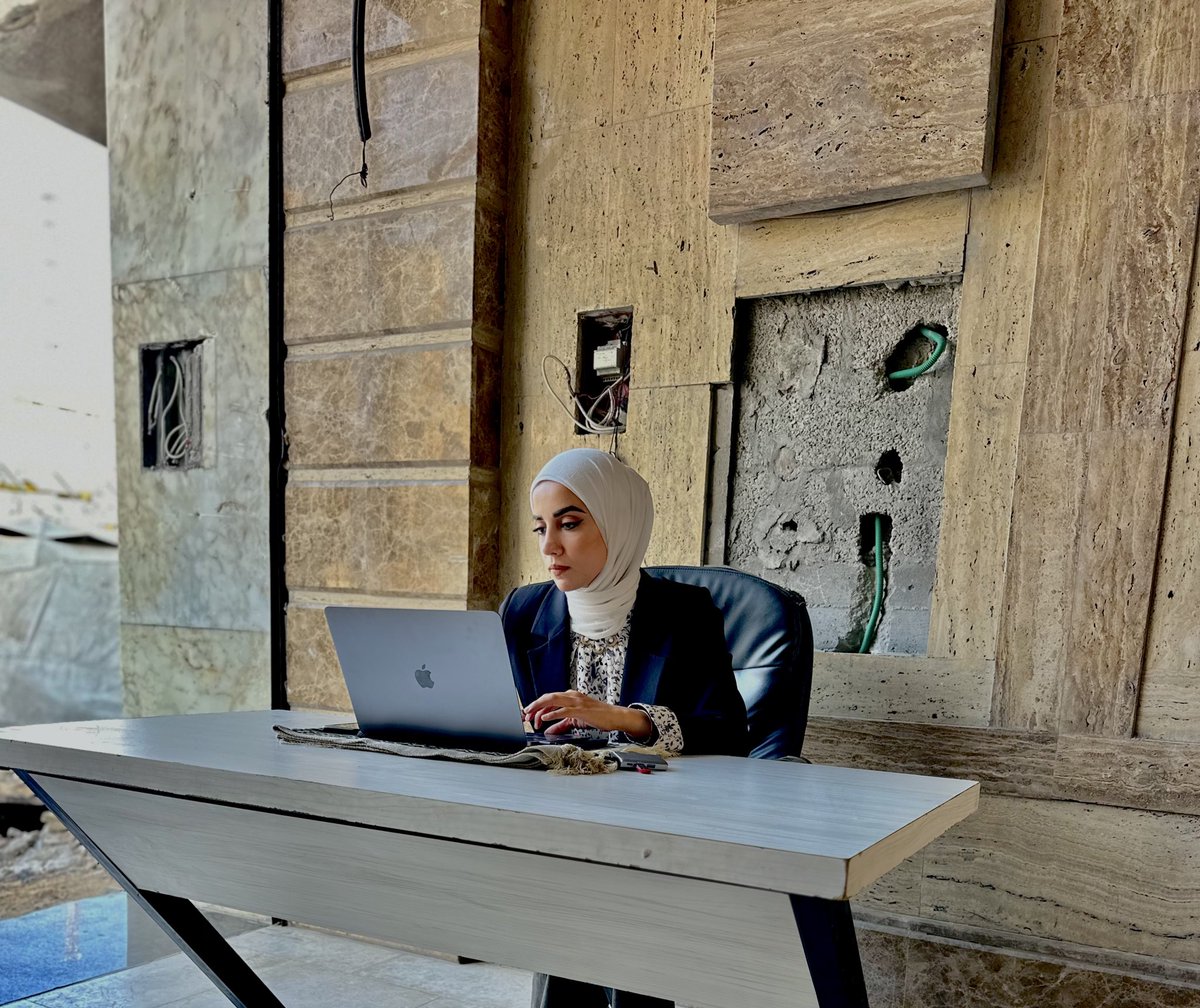 doaadoaad4's tweet image. نعملُ في مهنةٍ ندفعُ ثمن الحقيقة فيها بالدم ونوقعُ على شهادةِ وفاتنا يومياً ورغم ذلك نواصلُ نقل الحقيقة من قلب النار رافضين الصمت ومؤمنين أن الصورة والكلمة أقوى من الرصاص ومتحدياً محاولات طمس الواقع.
٦٤٢ يوم من الحرب على #غزة #التغطية_مستمرة دعاء روقة الأربعاء
٩-٧-٢٠٢٤
مدينة غزة