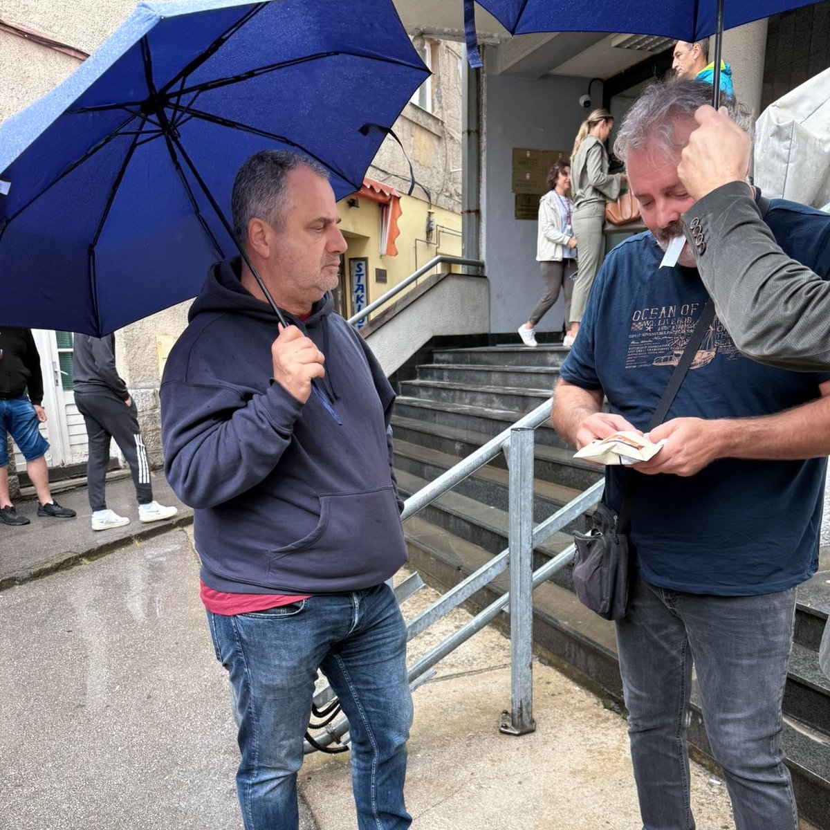 #Užice danas brani dostojanstvo i slobodu.
Pokret Novi Optimizam i njegov osnivač Branislav Guta Grubački nalaze se ispred Osnovnog suda u Užicu, u znak podrške sedmorici građana kojima je određen pritvor do 30 dana. Među njima su profesori, advokati, odbornici i student i